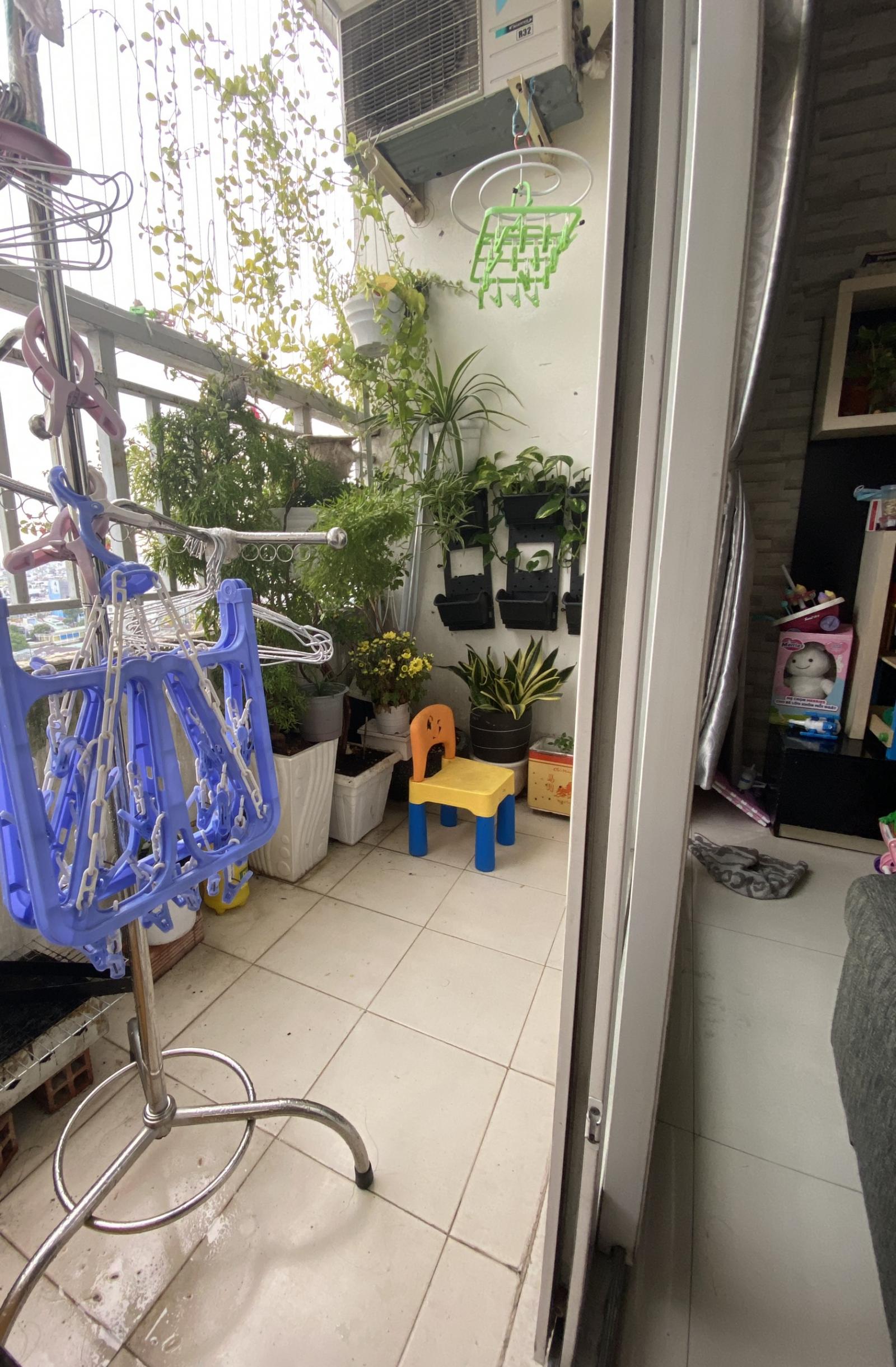 Bán nhanh căn hộ Âu Cơ view nhìn ra Đầm Sen, 74m2, 2pn, sổ hồng, giá 2 tỷ 420. Liên hệ chị Mỹ: 0384015896 2268950 3