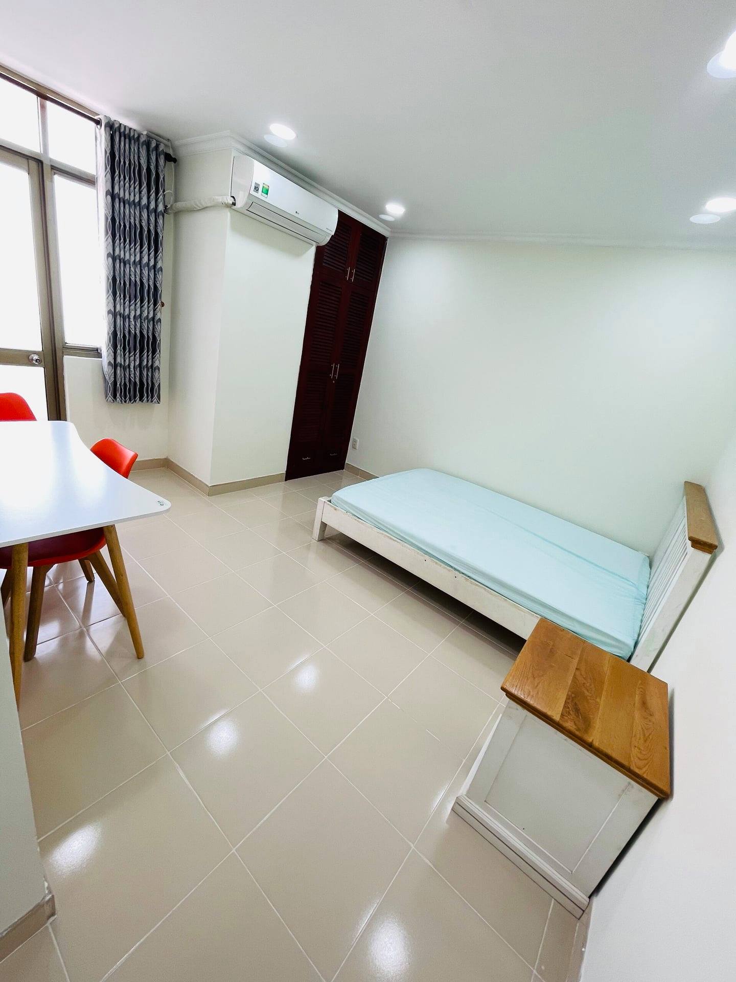 Bán căn hộ Screc Tower 2 Phòng Ngủ tặng toàn bộ nội thất } Sổ Hồng sang tên trong ngày Tel 0942811343 Tony đi xem 2410403 3