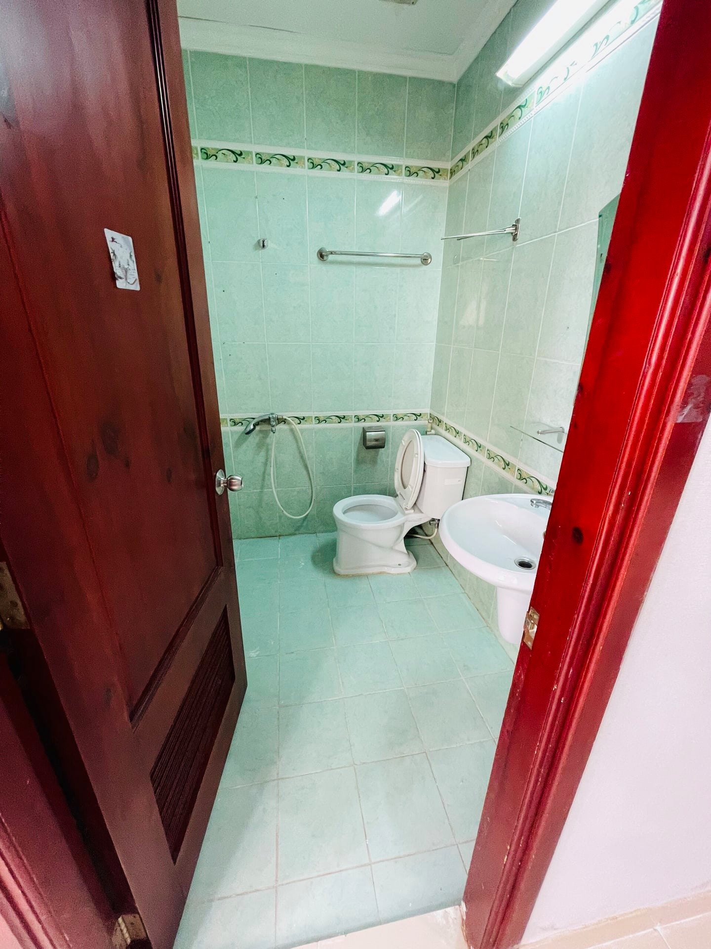 Bán căn hộ Screc Tower 2 Phòng Ngủ tặng toàn bộ nội thất } Sổ Hồng sang tên trong ngày Tel 0942811343 Tony đi xem 2410403 4