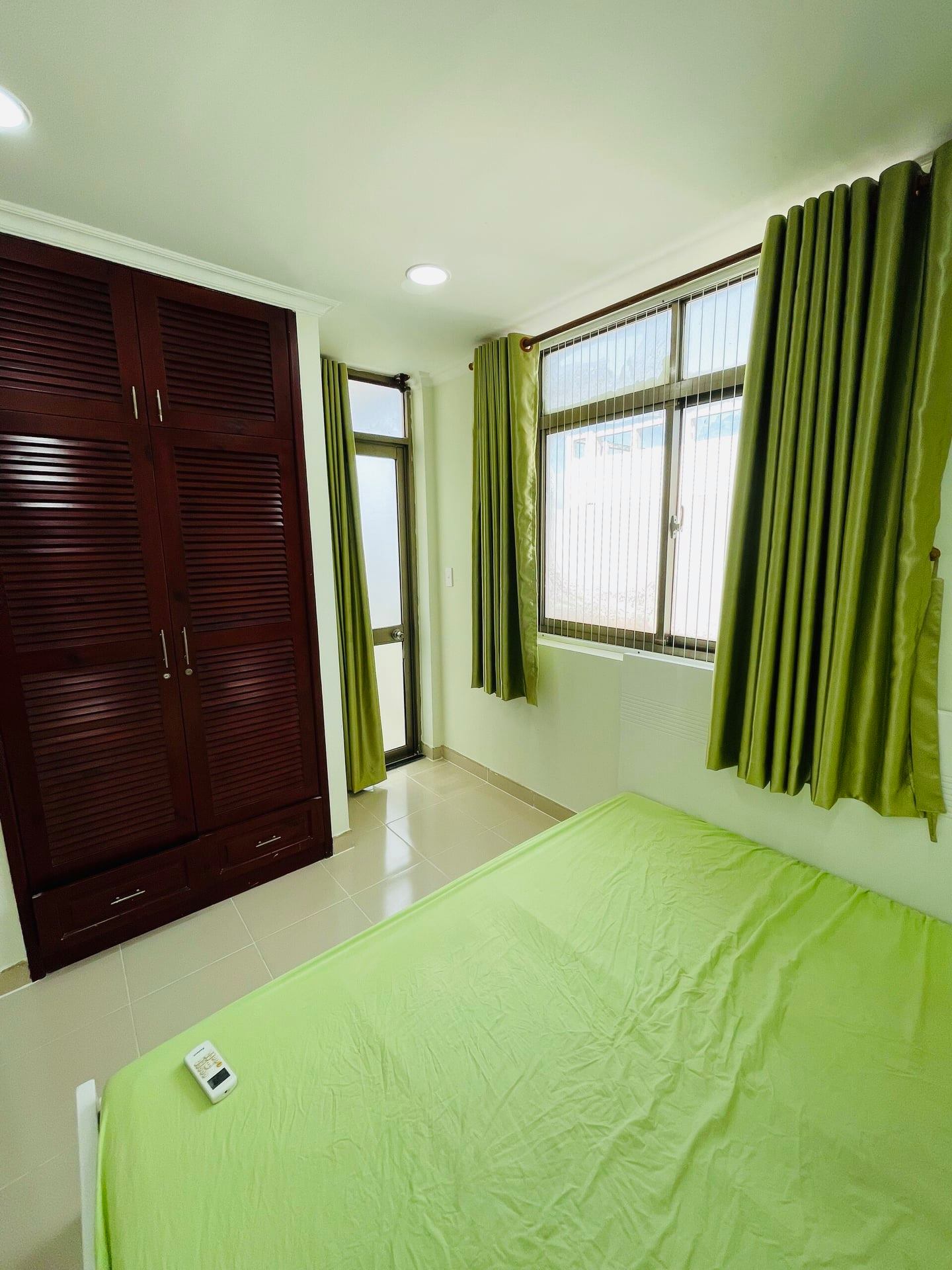 Bán căn hộ Screc Tower 2 Phòng Ngủ tặng toàn bộ nội thất } Sổ Hồng sang tên trong ngày Tel 0942811343 Tony đi xem 2410403 5