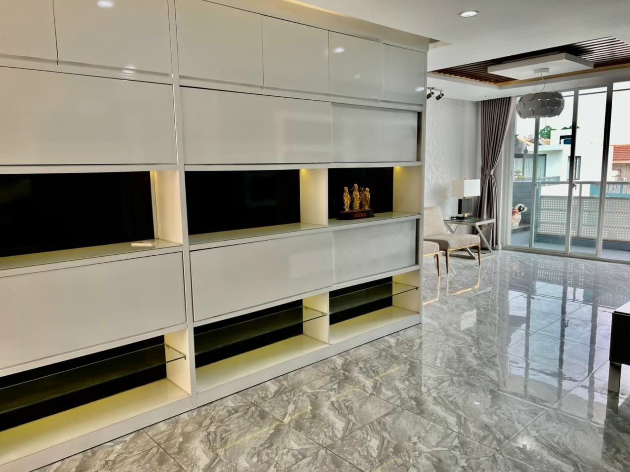 Bán CH  Grand View D, Phú Mỹ Hưng , Quận 7, dt :150m2 . ban công rộng , giá :8,1 tỷ .LH:0906611859 2410601 4