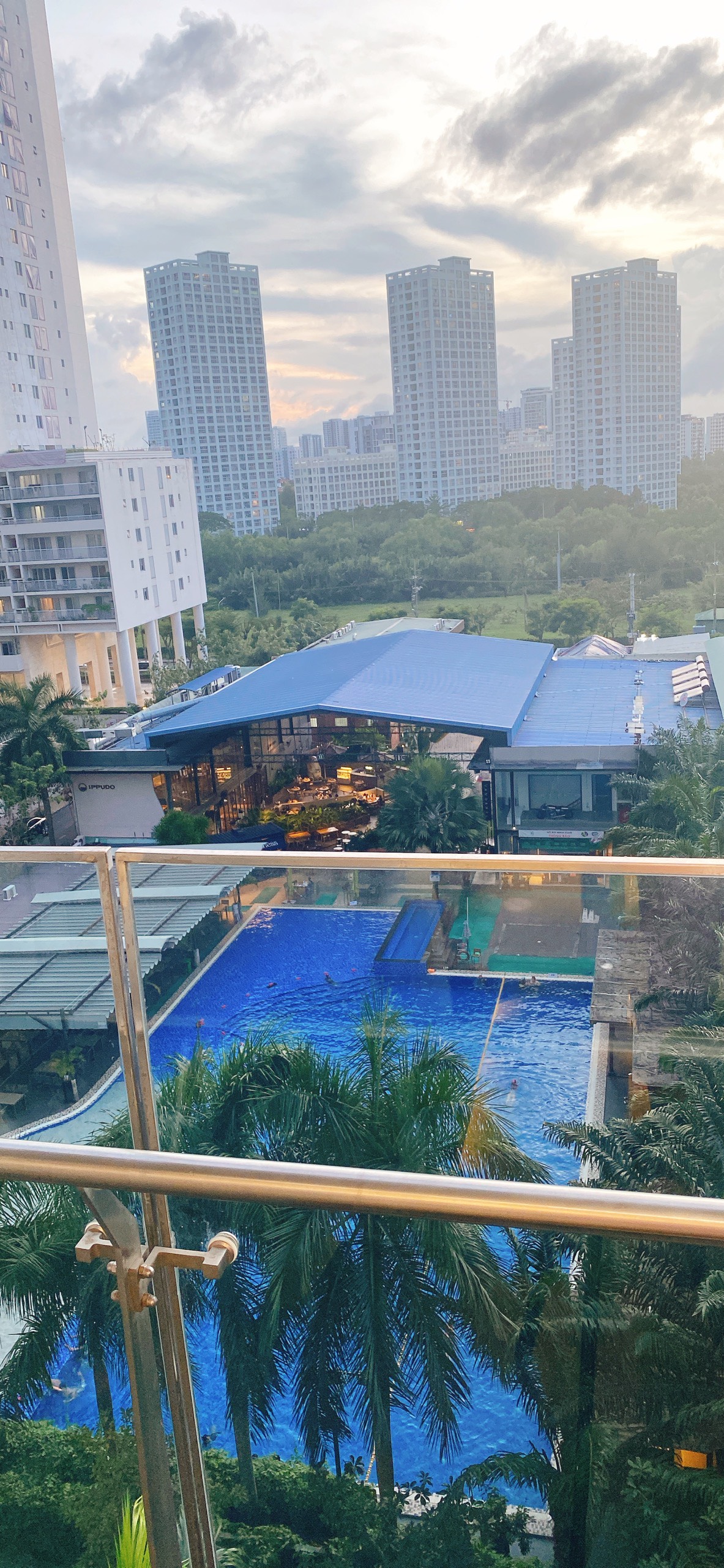 Bán gấp CHCC Green Valley, DT 97m2, 2PN, 2WC, Nội thất dính tường, lầu trung, giá 5ty3 bớt lộc cho khách thiện chí. 2412182 6